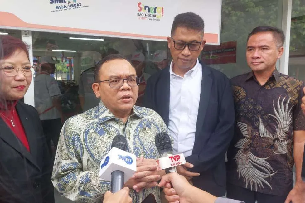 Ketua Komisi VII DPR RI, Saleh Partaonan Daulay saat melakukan kunjungan kerja spesifik di Kawasan Industri MM2100, Kabupaten Bekasi, Rabu (27/11/2025).