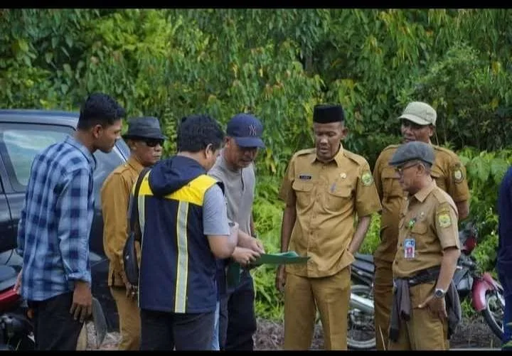 Sekda Lingga Bersama Kadinsos Lingga saat meninjau lahan yang akan dijadikan sekolah rakyat.