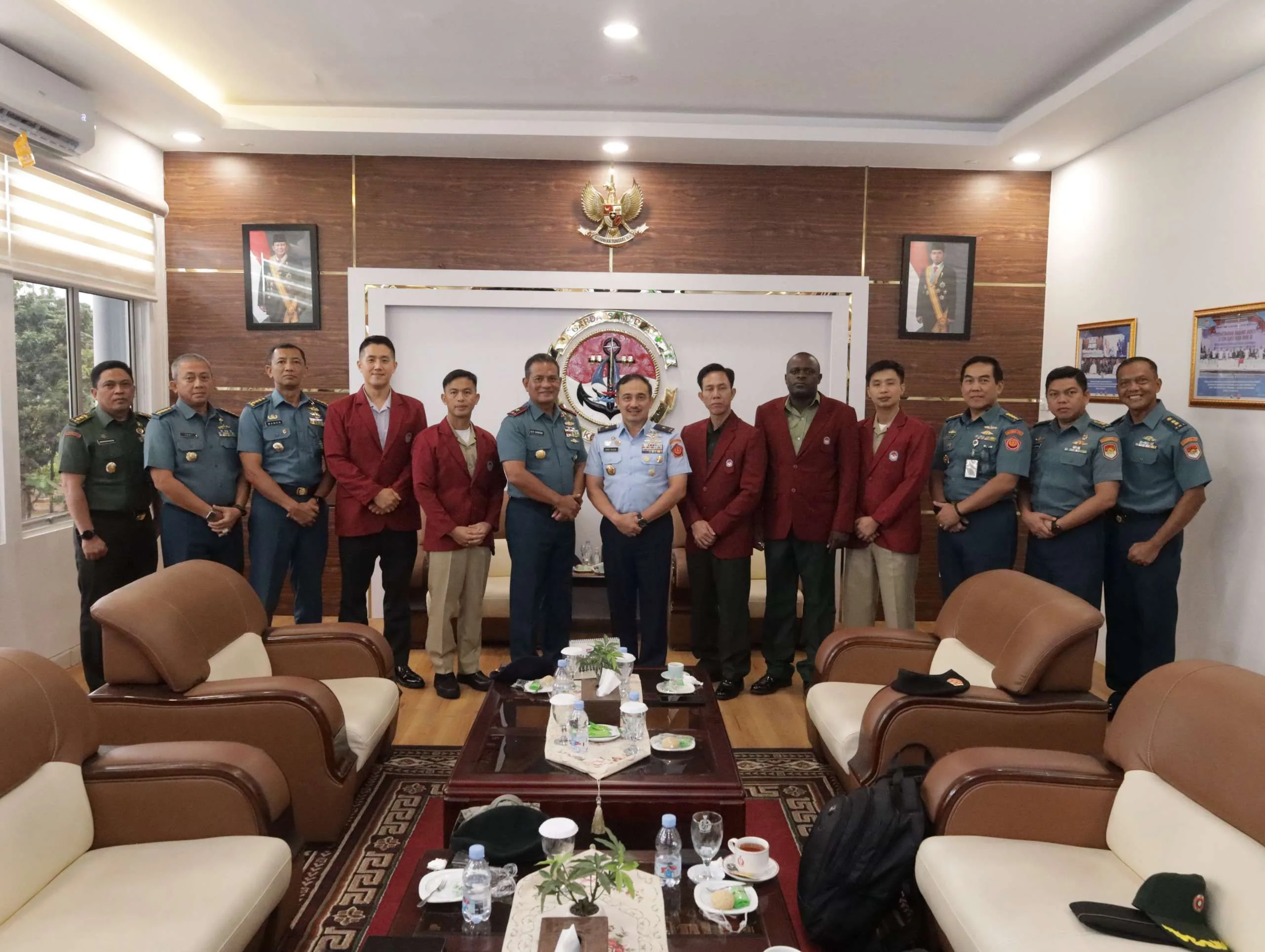 Mahasiswa Asing UNHAN RI Kunjungi Kodaeral IV Batam, Perkuat Wawasan Pertahanan Maritim.