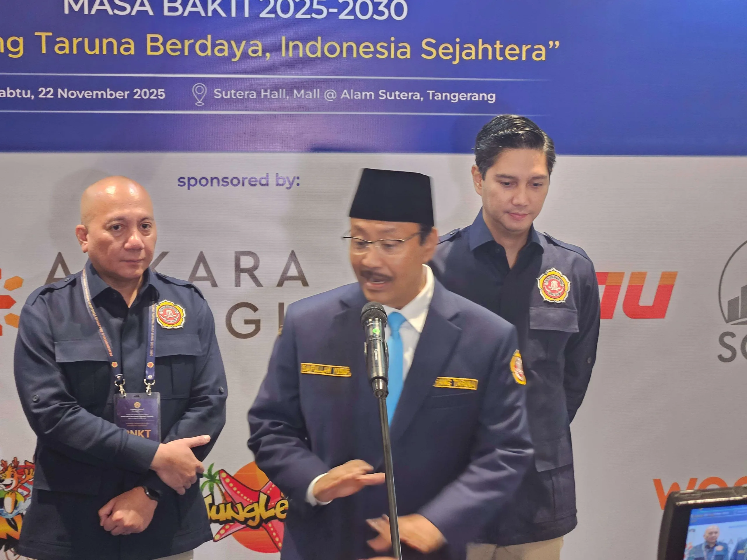 Menteri Sosial, Syaifullah Yusuf menjawab awak media soal penanganan bencana tanah longsor Banjaranegara, Jawa Tengah, Sabtu (22/11/2025).