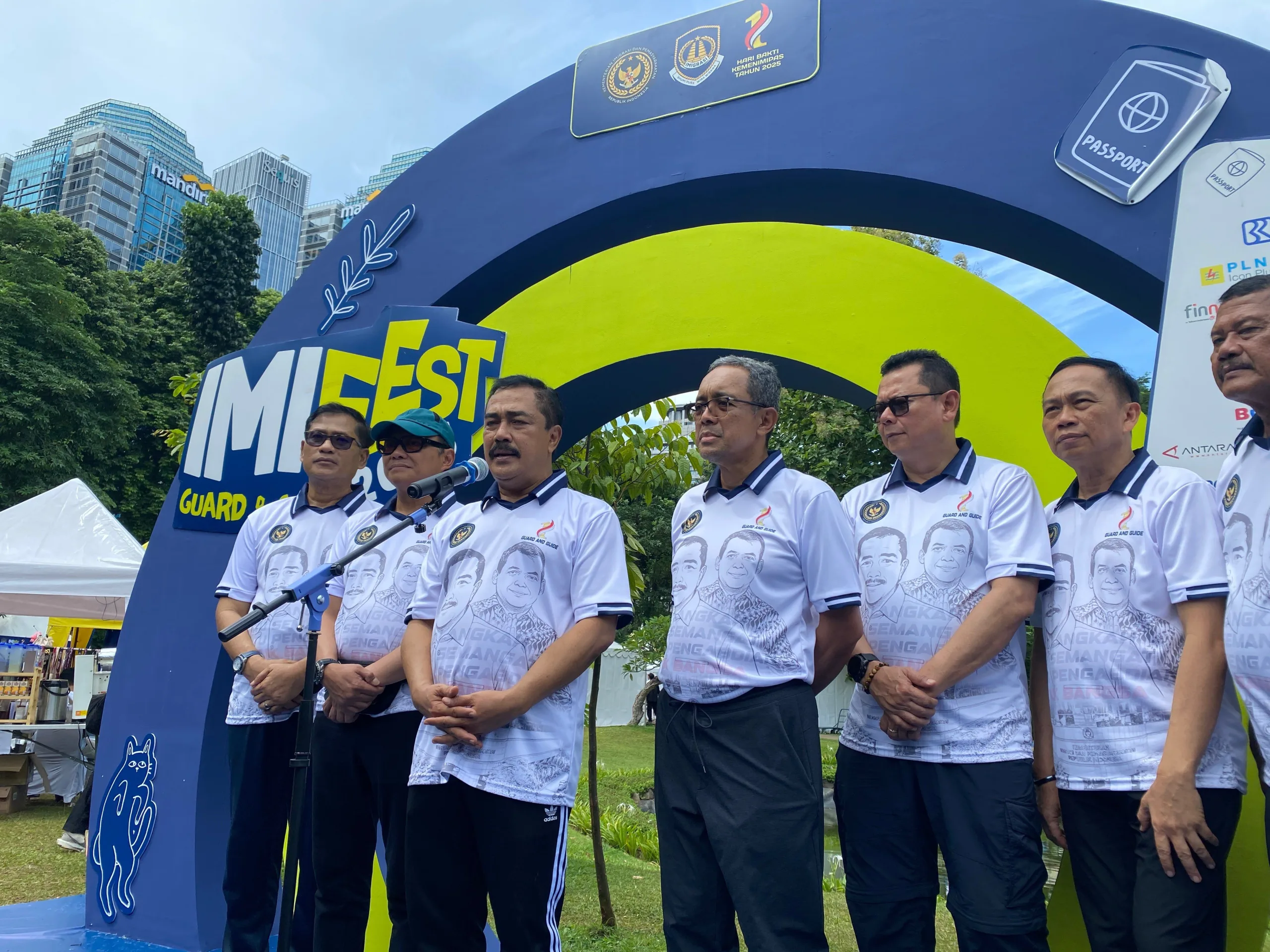 Menteri Imigrasi dan Pemasyarakatan (Menimipas) Agus Andrianto (tiga dari kiri) saat konferensi pers di Acara Festival Imigrasi (IMIFEST) 2025 di Jakarta, Minggu (16/11/2025).