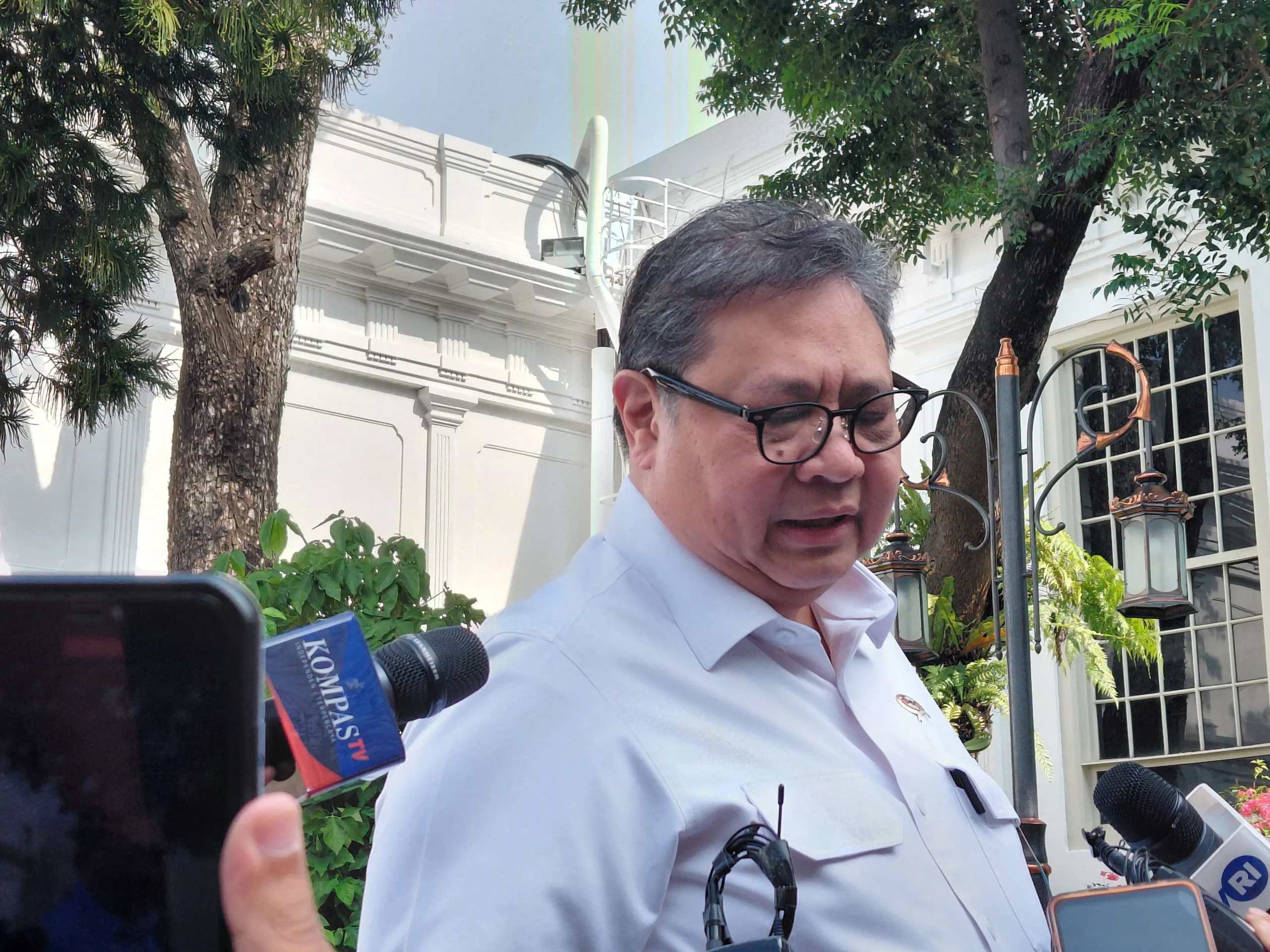 Menteri Koordinator Perekonomian, Airlangga Hartarto, memberikan keterangan kepada wartawan di Istana Kepresidenan, Jakarta, Rabu (5/11/2025).