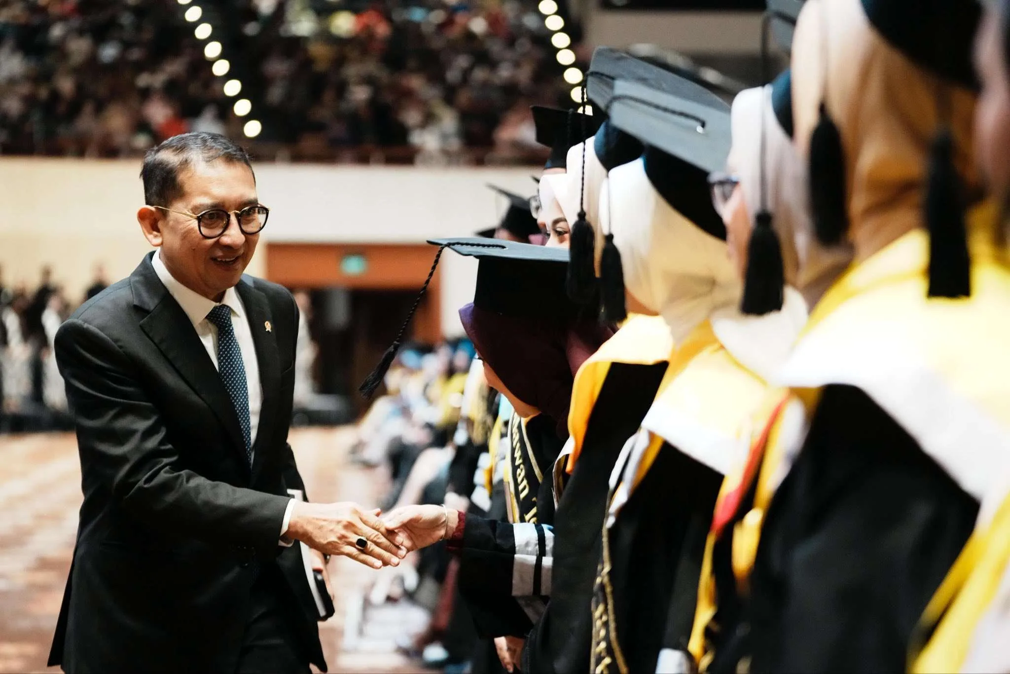 Menteri Kebudayaan Fadli Zon memberikan ucapan selamat kepada para wisudawan/wati Universitas Nasional (UNAS) pada acara Wisuda Tahun Akademik 2024/2025 Periode II, di Jakarta Internasional Convention Center (JICC) Senayan, Jakarta, Sabtu (15/11/2025).