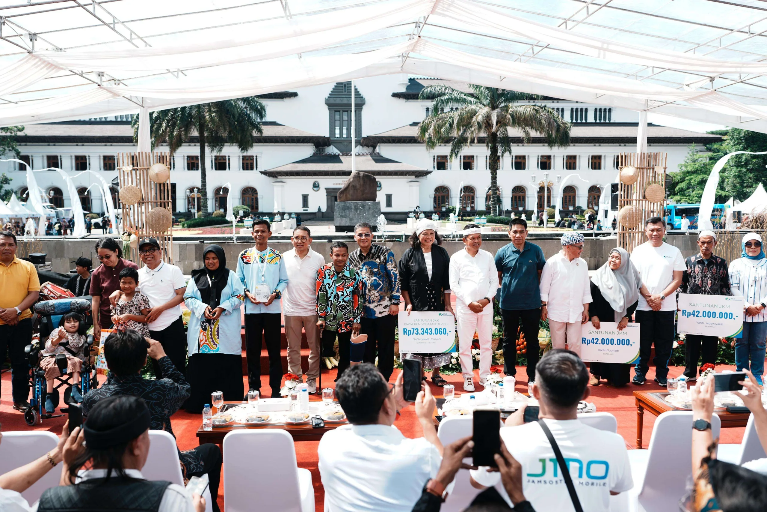 Menteri Koordinator Bidang Pembangunan Manusia dan Kebudayaan Pratikno, Menteri Kebudayaan Fadli Zon dan Gubernur Jawa Barat Dedi Mulyadi saat memberikan santunan jaminan kesehatan kepada para pelaku budaya di Jawa Barat, Pelataran Gedung Sate, Bandung, Jawa Barat, Jumat (7/11/2025).