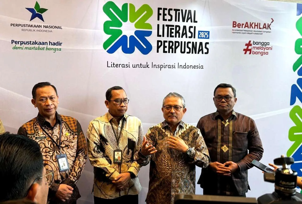 Kepala Perpustakaan Nasional RI, E. Aminudin Aziz (kedua dari kanan), didampingi jajaran pimpinan Perpusnas memberi keterangan kepada wartawan di sela-sela penyelenggaraan Festival Literasi Perpusnas 2025, di Hotel Grand Mercure Kemayoran, Jakarta, Selasa (28/10/2025).