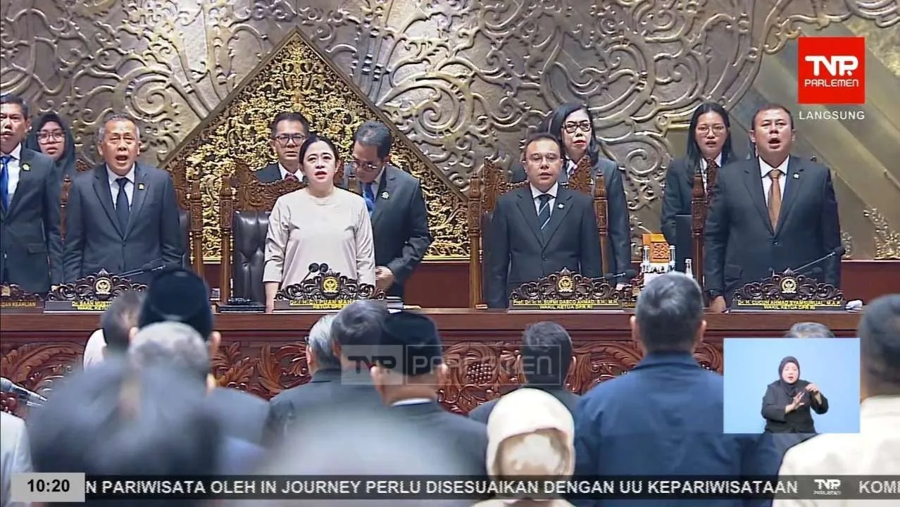 Ketua DPR RI, Puan Maharani (kedua dari kiri) bersama pimpinan DPR lainnya membuka Masa Persidangan II Tahun Sidang 2025–2026 melalui Rapat Paripurna ke-7 di Senayan, Jakarta, Selasa (4/11/2025).