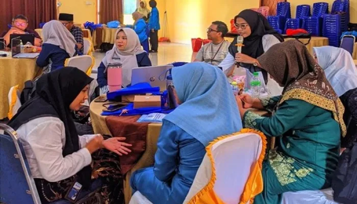 Persentasi diskusi studi kasus oleh peserta
