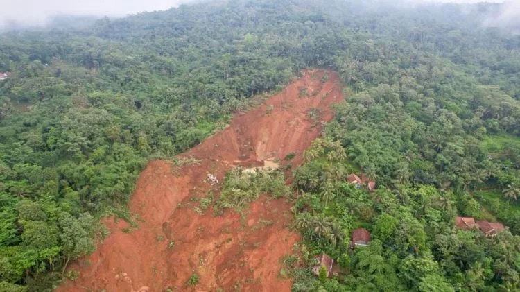 Kondisi longsor yang melanda pemukiman di Desa Cibeunying Cilacap, Jawa Tengah.