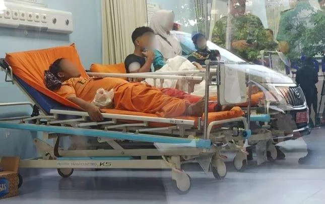 Sejumlah siswa SMAN 72 Jakarta Utara yang berada di Instalasi Gawat Darurat RS Islam Cempaka Putih, Jakarta, Jumat (7/11/2025).