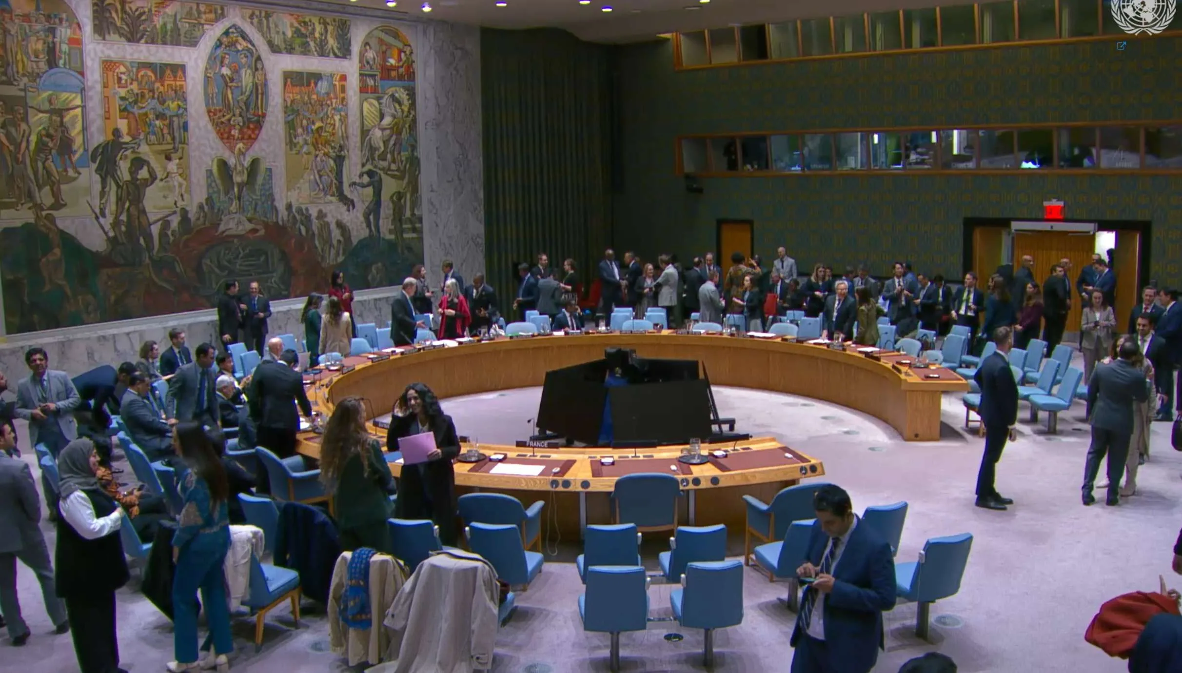 Suasana Sidang DK PBB membahas Pasukan Internasional untuk Gaza, saat rehat.