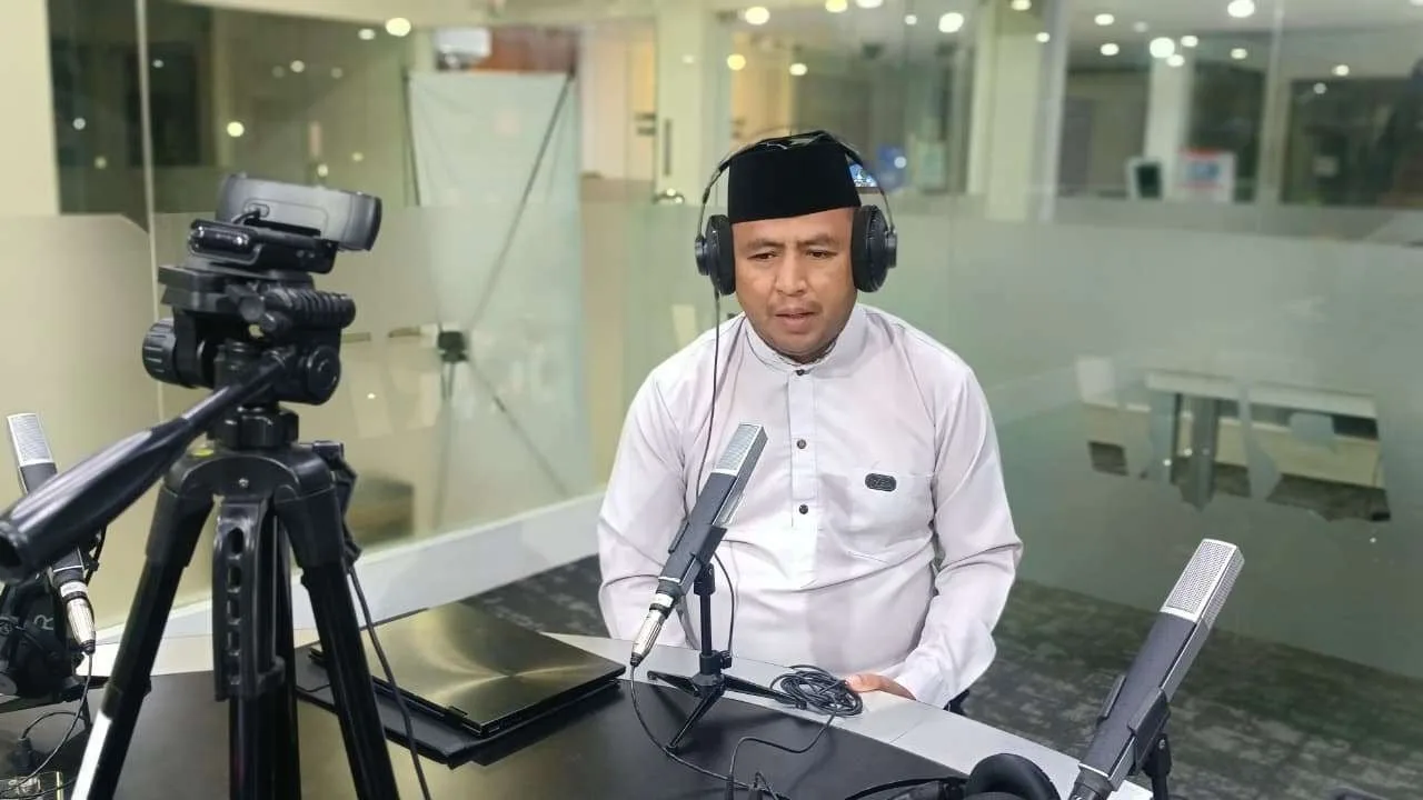 Ustaz Satrio ketika mengisi program Mutiara Pagi di Pro 1 RRI Tanjungpinang.