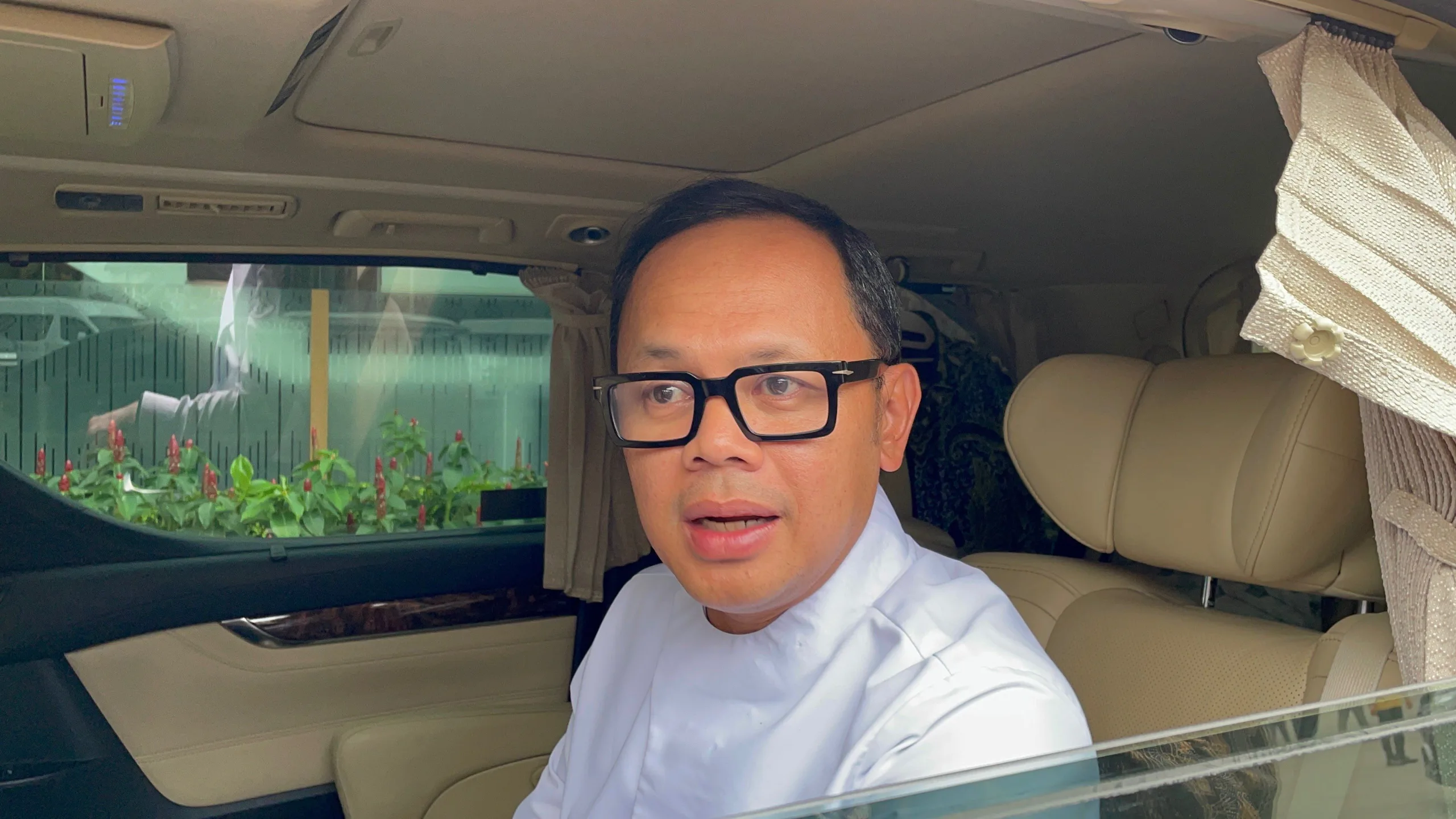 Wakil Menteri Dalam Negeri (Wamendagri), Bima Arya, saat ditemui wartawan di Kompleks Istana Kepresidenan, Jakarta, Kamis (27/11/2025).
