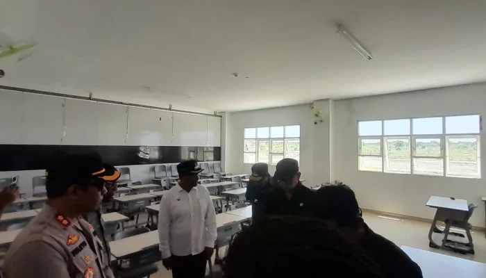 Ketgam : Wamendagri saat mengecek ruang belajar Sekolah Rakyat Buton Tengah