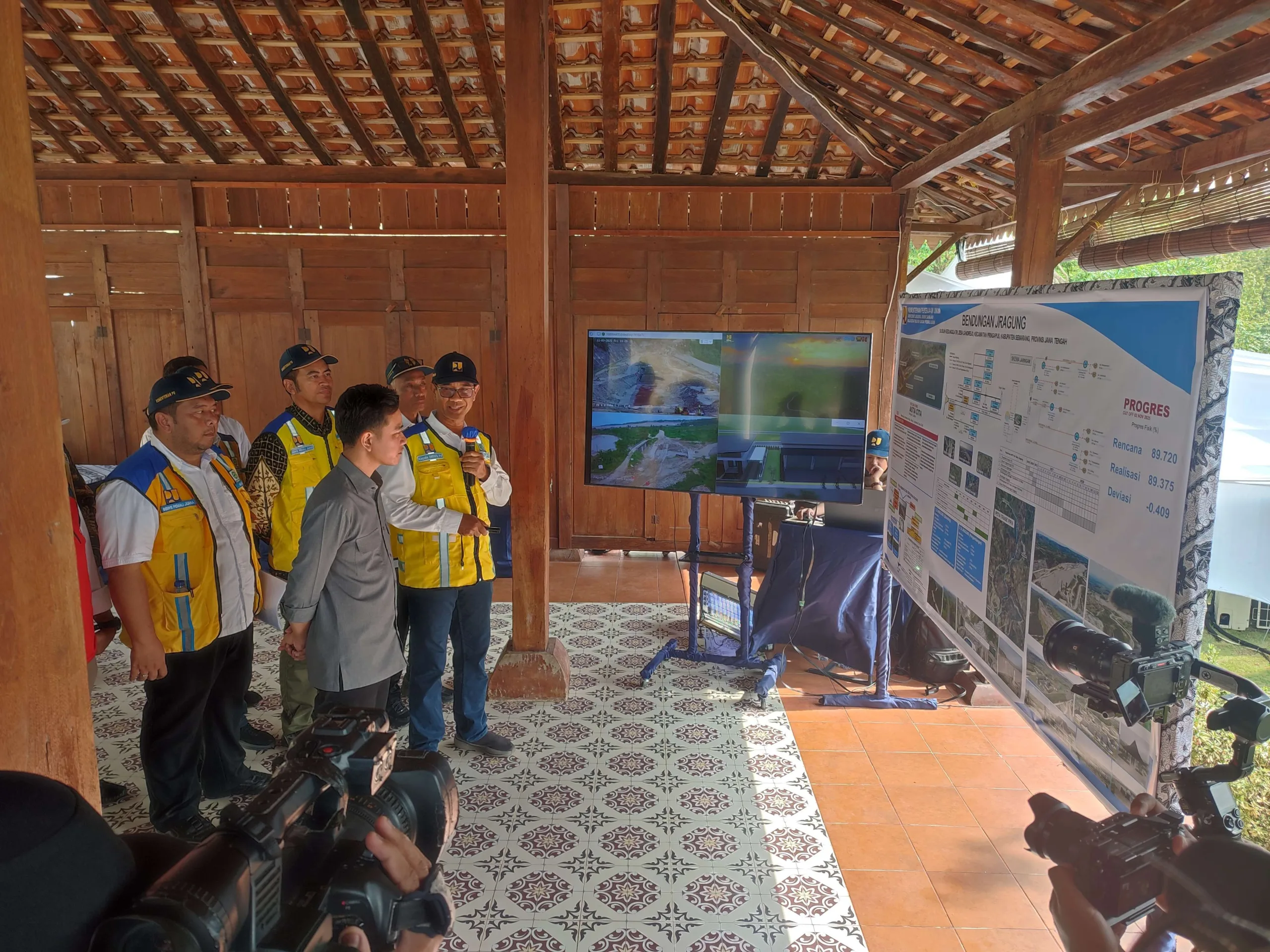 Wakil Presiden (Wapres) Gibran Rakabuming meninjau pembangunan Bendungan Jragung di Candirejo, Pringapus, Semarang, Jawa Tengah, Jumat (7/11/2025.
