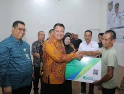 Wabup Asahan Serahkan Kartu BPJS Ketenagakerjaan kepada 4.900 Orang Pekerja Rentan Secara Simbolis