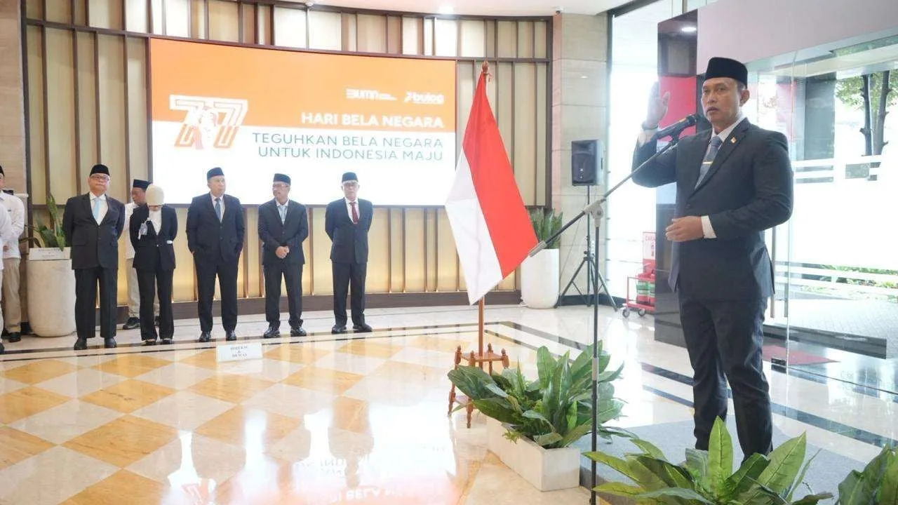 Direktur Utama Perum BULOG Ahmad Rizal Ramdhani saat memimpin upacara Hari Bela Negara, Jumat (19/12/2025)