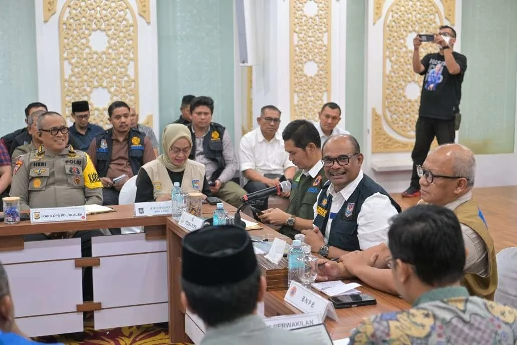 Direktur Jenderal Bina Administrasi Kewilayahan Safrizal ZA (kedua dari kanan, kemeja putih) saat memimpin Rapat Percepatan Penanganan Bencana di Aceh, di Kantor Gubernur Aceh, Kamis (04/12/2025).