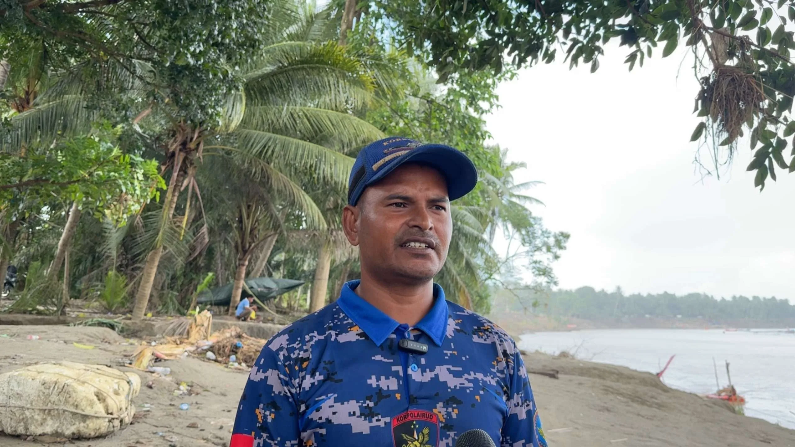 Perwira Pengendali (Padal) Penyeberangan Sungai Putabalang, Aipda Hasanuddin memberikan keterangan kepada wartawan.
