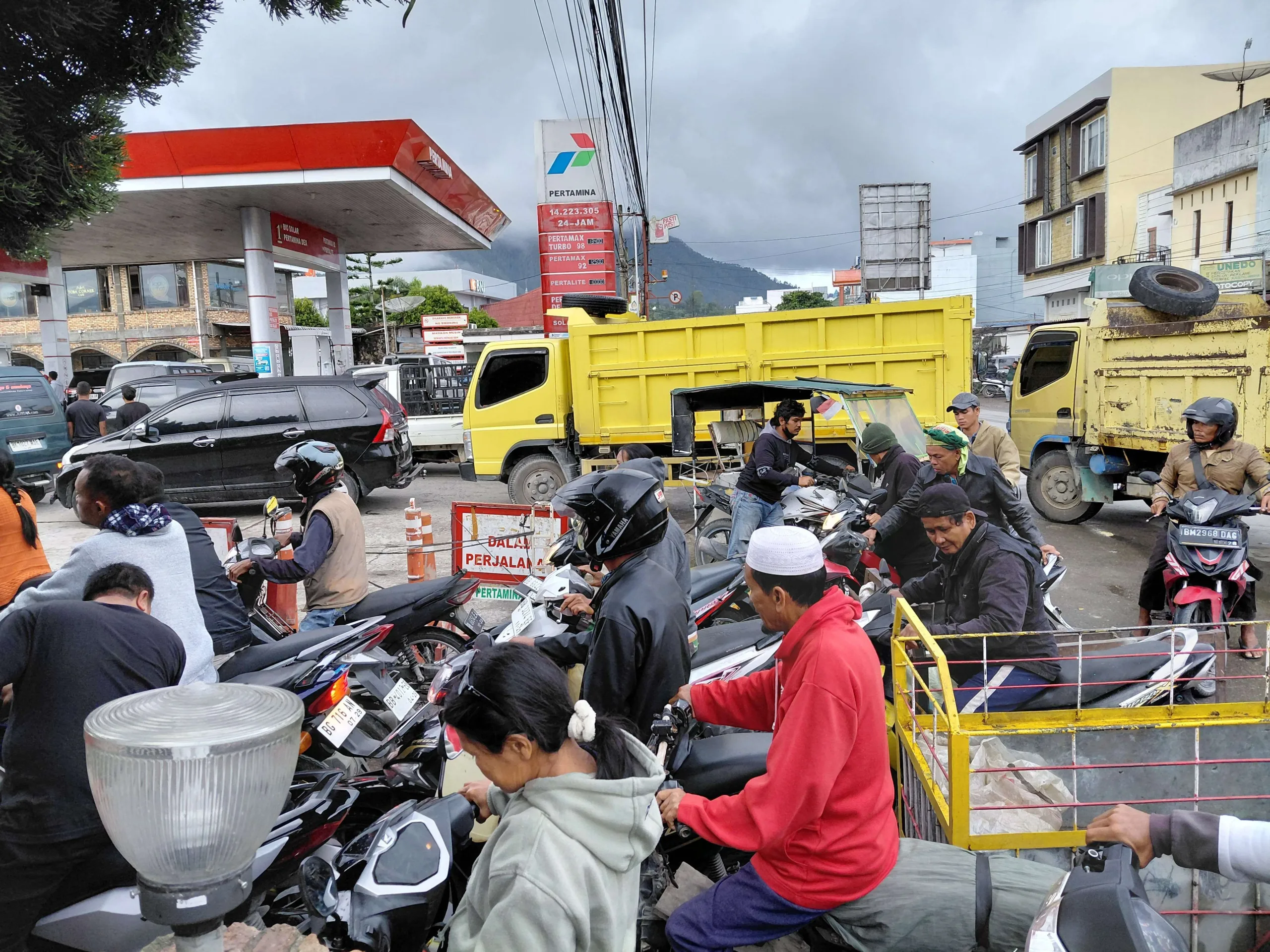 Antrian kendaraan di SPBU di Jalan Baba Lubis, Balige, Senin (8/12/2025).