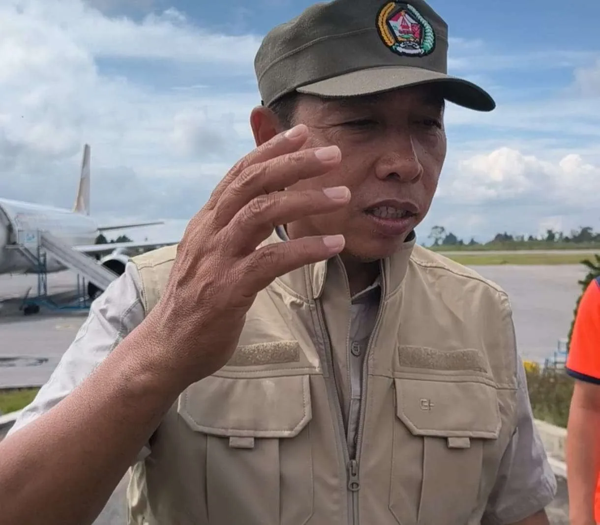 Bupati Tapanuli Utara, Jonius Taripar Parsaoran Hutabarat saat ditemui di Bandara Silangit, Tapanuli Utara, Sumatra Utara, Sabtu (6/12/2025).