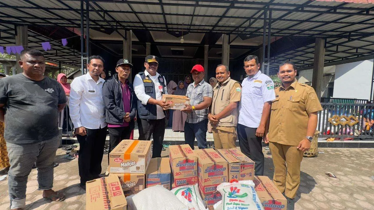 Direktur Jenderal Bina Administrasi Kewilayahan Safrizal ZA (keempat dari kiri) saat kunjungan langsung ke Gampong Paya Cut, Kabupaten Bireuen, Selasa (9/12/2025).