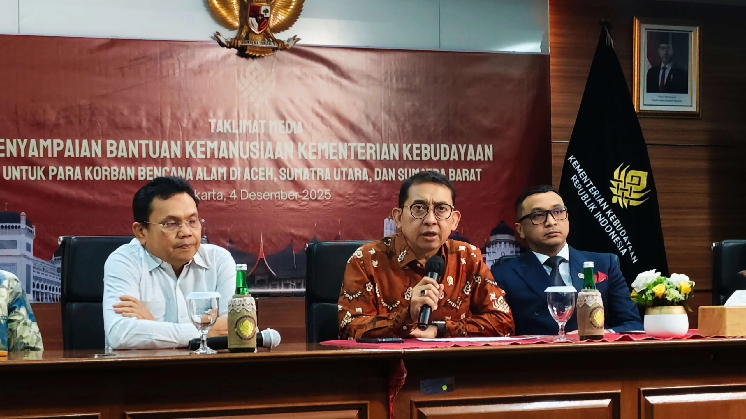 Direktur Jenderal Pelindungan Kebudayaan dan Tradisi Restu Gunawan, Menteri Kebudayaan Fadli Zon, dan Wakil Menteri Kebudayaan Giring Ganesha saat menghadiri konferensi pers 'Penyampaian Bantuan Kemanusiaan Kementerian Kebudayaan', Gedung Kementerian Kebudayaan, Jakarta Selatan, Kamis (4/12/2025).