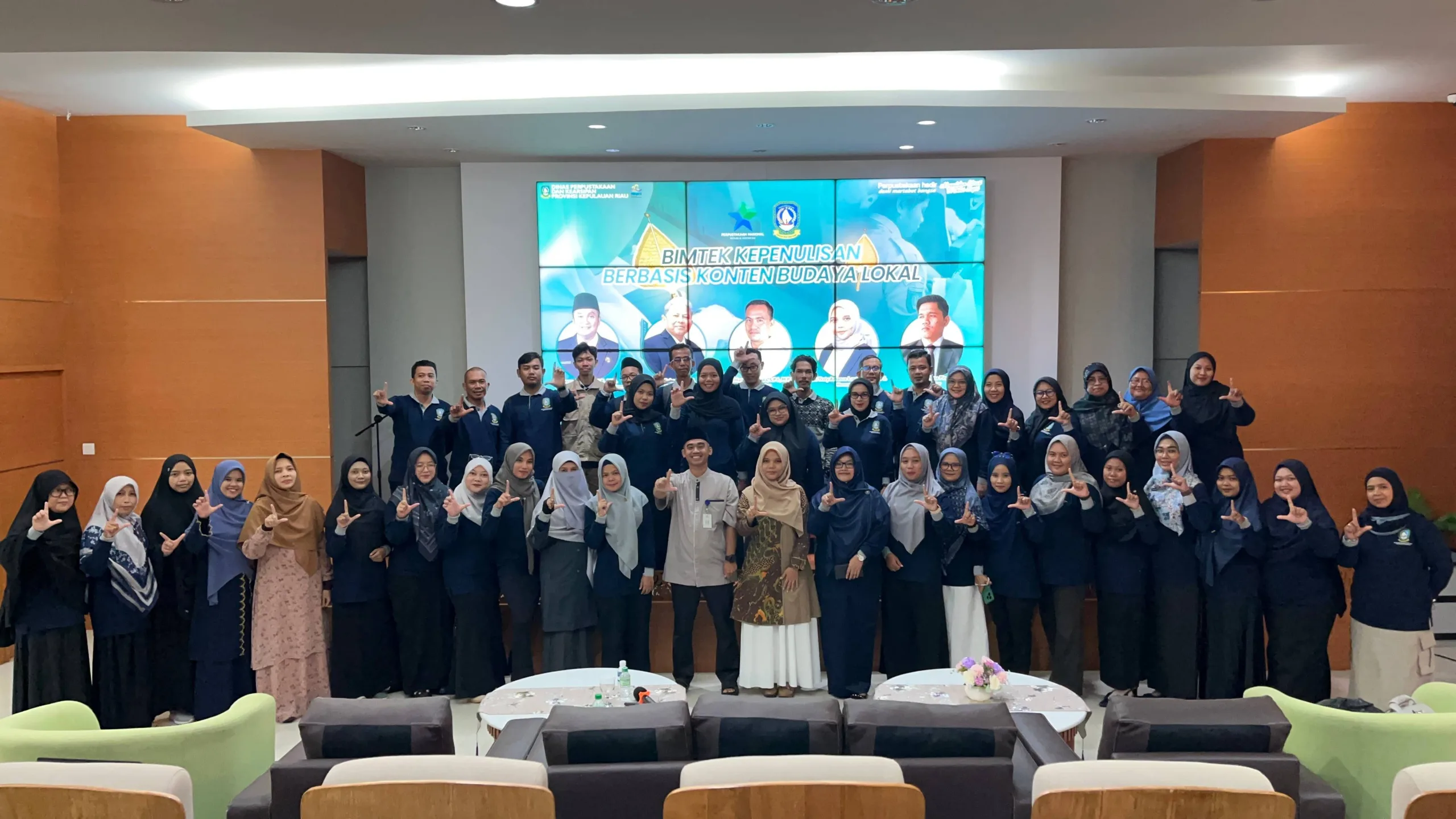Dinas Perpustakaan dan Kearsipan Provinsi Kepulauan Riau menyelenggarakan Bimbingan Teknis Kepenulisan Berbasis Konten Budaya Lokal pada Jumat, 28 November 2025, bertempat di Ruang Studio Dinas. Kegiatan yang dimulai pukul 08.00 WIB tersebut diikuti oleh puluhan peserta yang terdiri dari pustakawan, guru, serta pegiat literasi.