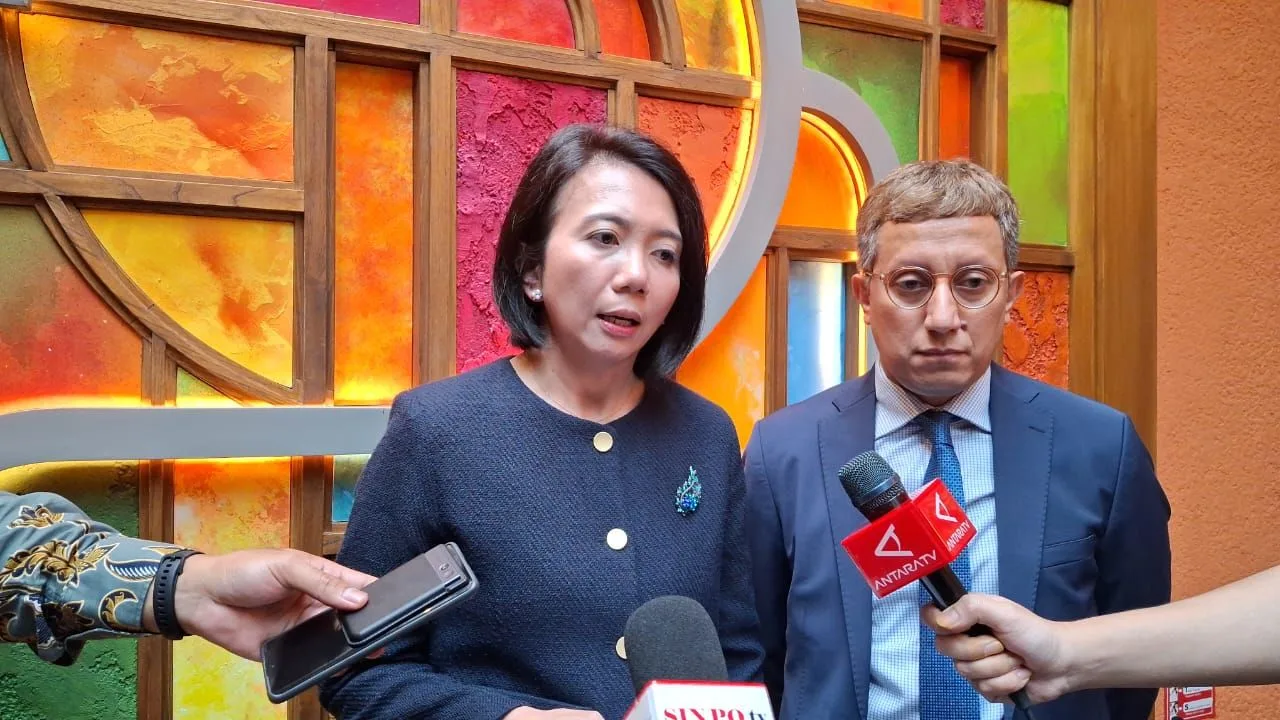 Juru Bicara Kemlu RI, Yvonne Mewengkang (kiri) dalam sebuah acara September 2025 di Jakarta.