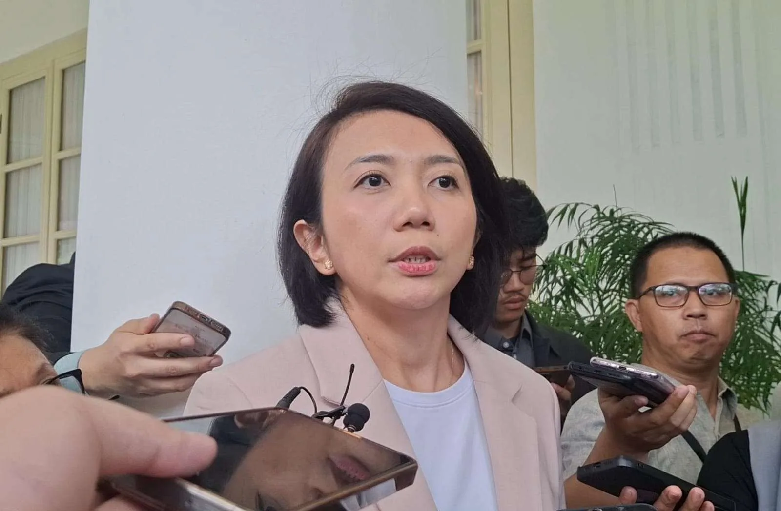Juru Bicara Kemlu RI, Yvonne Mewengkang memberikan keterangan pers pada Oktober 2025 di Gedung Pancasila, Kemlu RI, Jakarta.