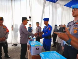 Kapolri Apresiasi Personel Terdampak Bencana di Sumbar, Serahkan Bantuan Kemanusiaan