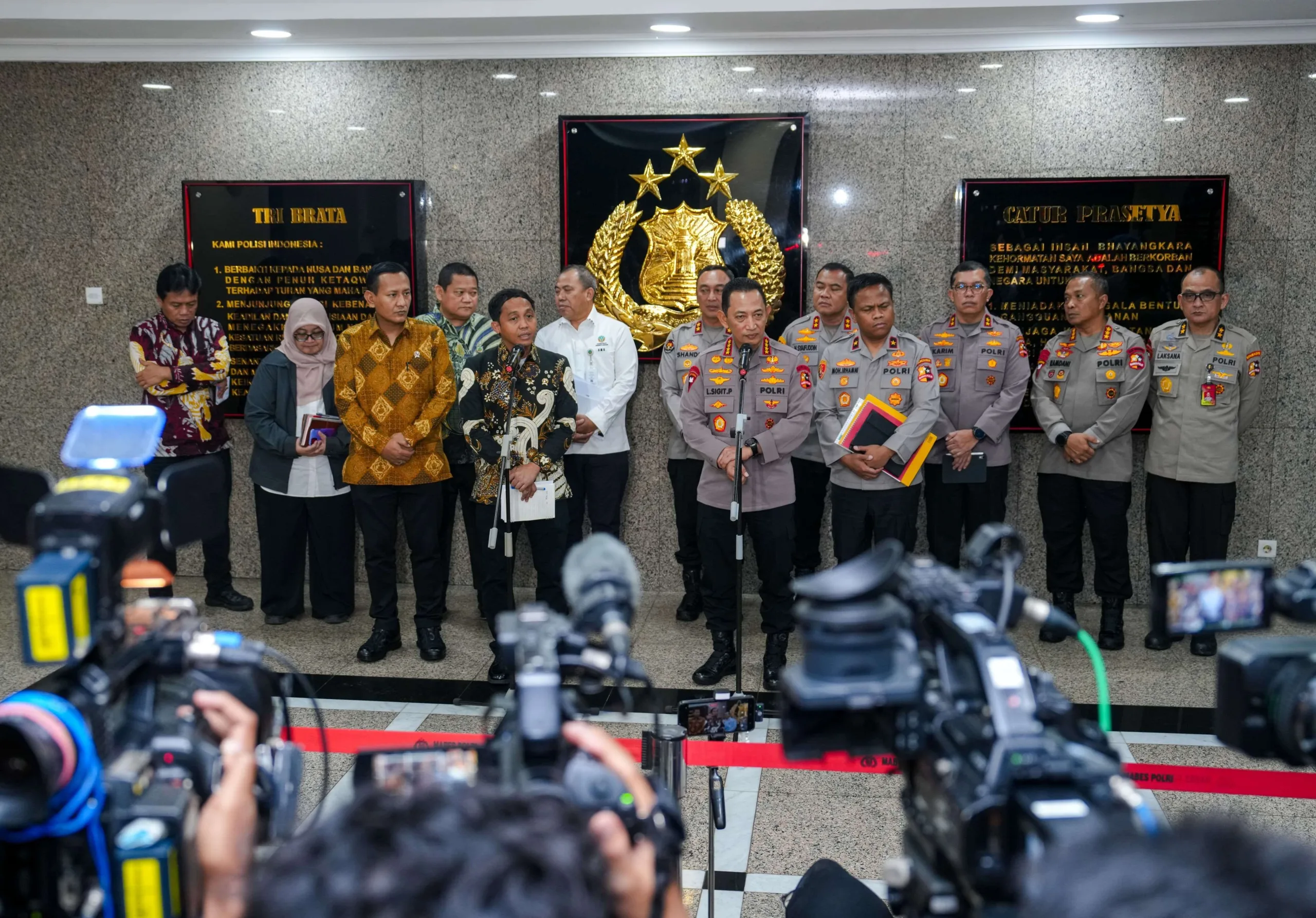 Kementerian Kehutanan saat melaksanakan konfrensi pers di Mabes Polri, Jakarta.