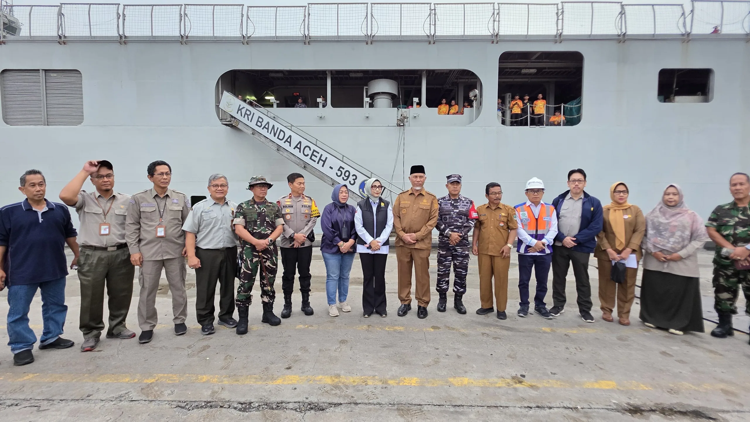 Kementerian Pertanian (Kementan) bersama Badan Pangan Nasional (Bapanas) menyiapkan bantuan kepada korban banjir bandang dan longsor di Sumatera Barat. Bantuan tersebut telah tiba melalui KRI Banda Aceh di Pelabuhan Teluk Bayur, Senin (8/12/2025).