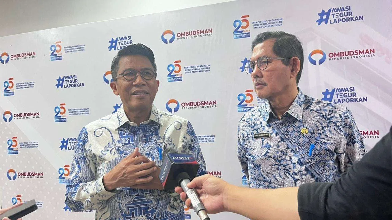 (dari kiri ke kanan) Ketua Komisi XI DPR RI Mukhamad Misbakhun dan Wakil Ketua Ombudsman RI Bobby Hamzar Rafinus, di kantor Ombudsman RI, Jakarta Selatan, Rabu (17/12/2025).