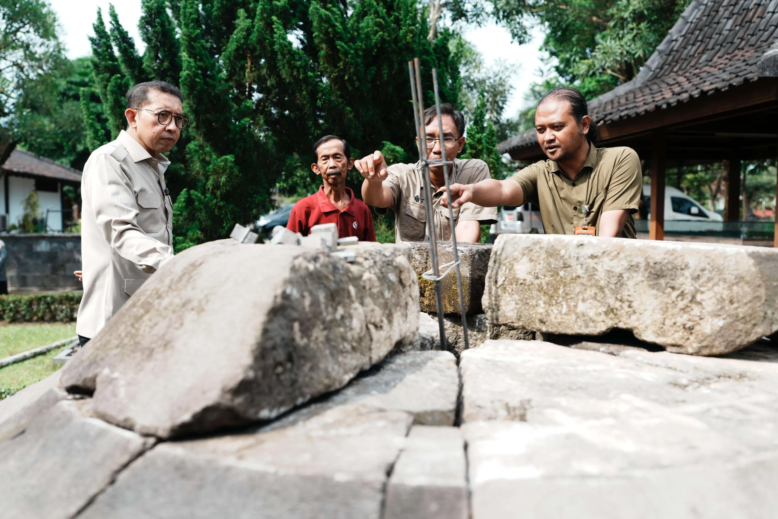 Menteri Kebudayaan, Fadli Zon (kiri), meninjau Balai Konservasi Candi Borobudur, Kabupaten Magelang, Jawa Tengah, Minggu (30/11/2025).