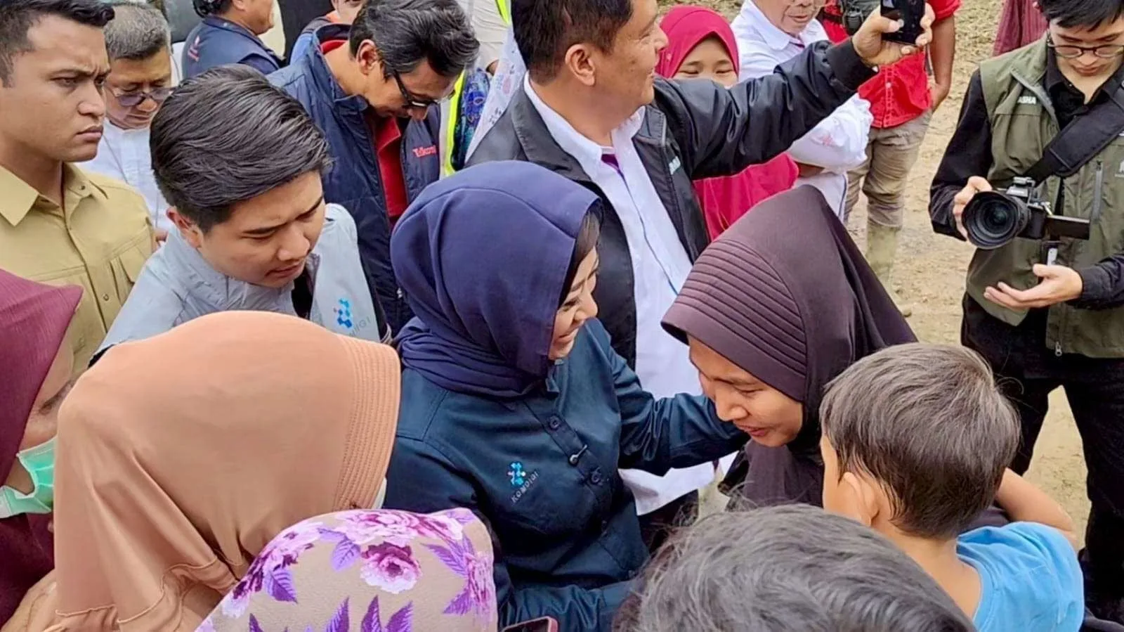 Menteri Komunikasi dan Digital, Meutya Hafid merangkul salah satu korban bencana banjir bandang di Aceh Tamiang, Aceh, Minggu (28/12/2025).