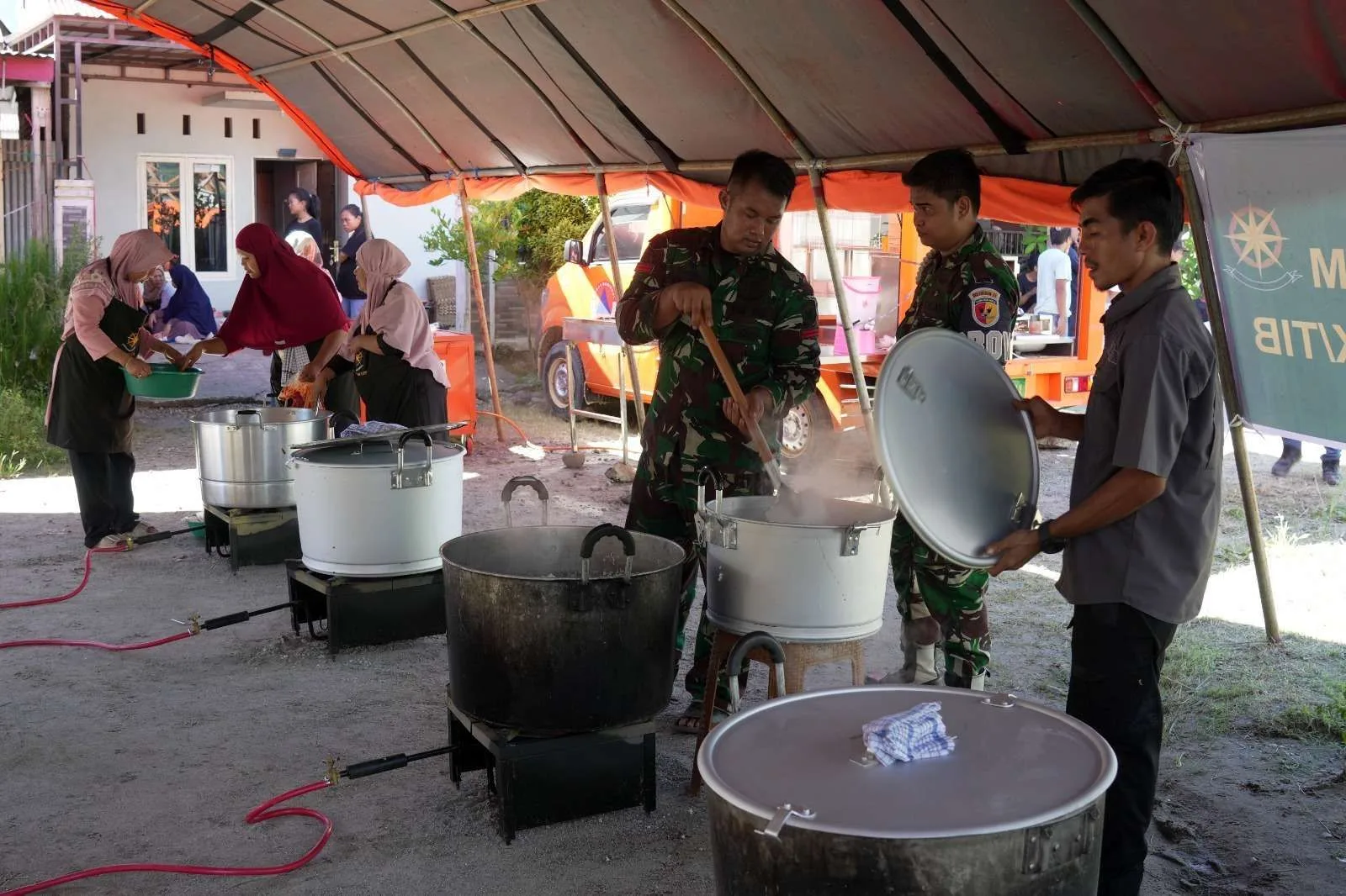 TNI bersama masyarakat memasak makanan di Dapur Umum Posko Kasai, di Kabupaten Padang Pariaman, Provinsi Sumatra Barat (Sumbar), Senin (1/12/2025) siang.