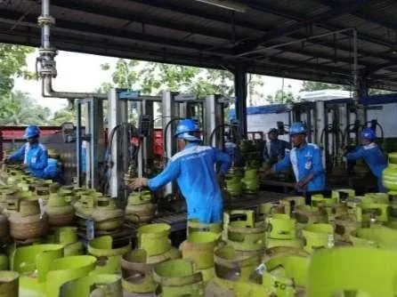 Petugas Pertamina Patra Niaga menyalurkan 360 ton elpiji untuk 10 Kabupaten/Kota di Provinsi Aceh.