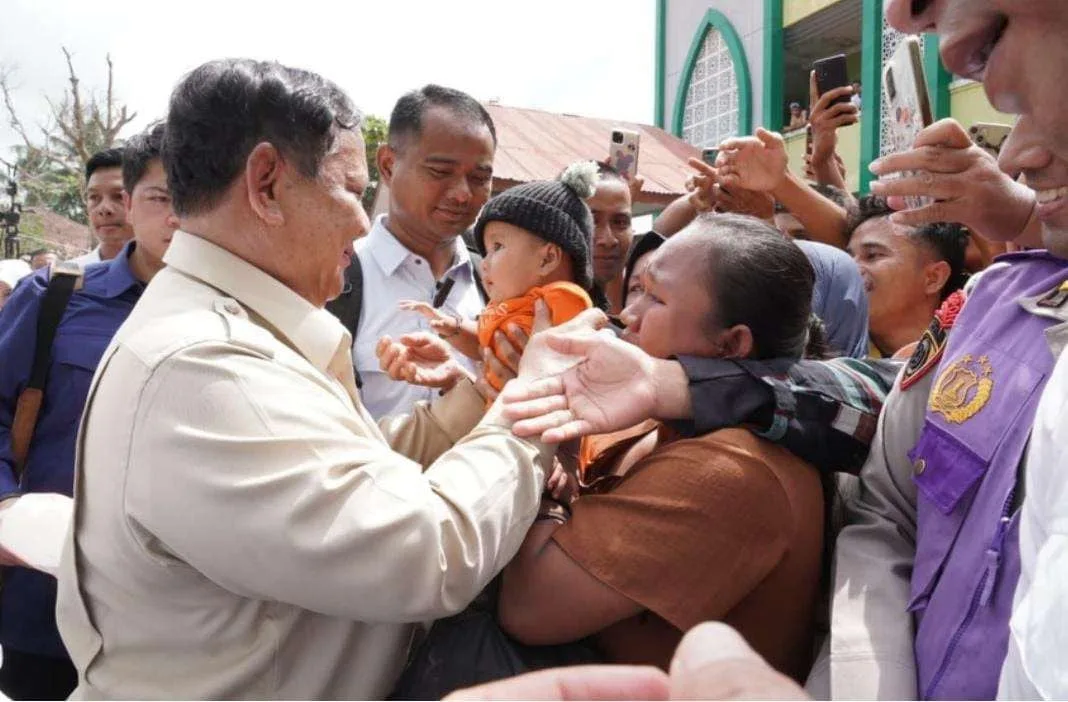 Presiden Prabowo menyapa warga Langkat, Sumatra Utara yang terdampak bencana alam. Momen itu saat Presiden Prabowo meninjau posko pengungsian di SMAN 1 Langkat, Sabtu (13/12/2025).
