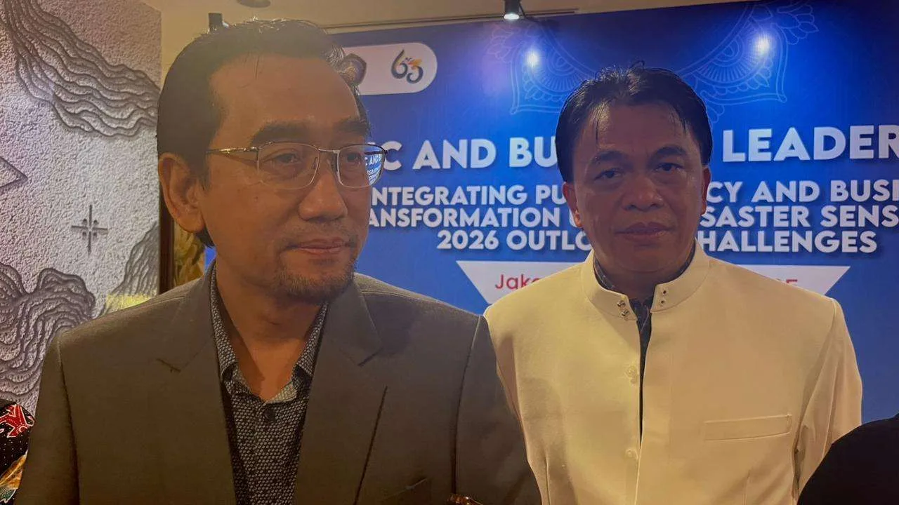 (Kiri ke kanan) Rektor Universitas Brawijaya (UB) Widodo dan Ketua Pelaksana 'Public & Business Leader Forum : 2026 Outlook & Challenges' Fadillah Amin usai kegiatan, di Jakarta Pusat, Sabtu (13/12/2025).