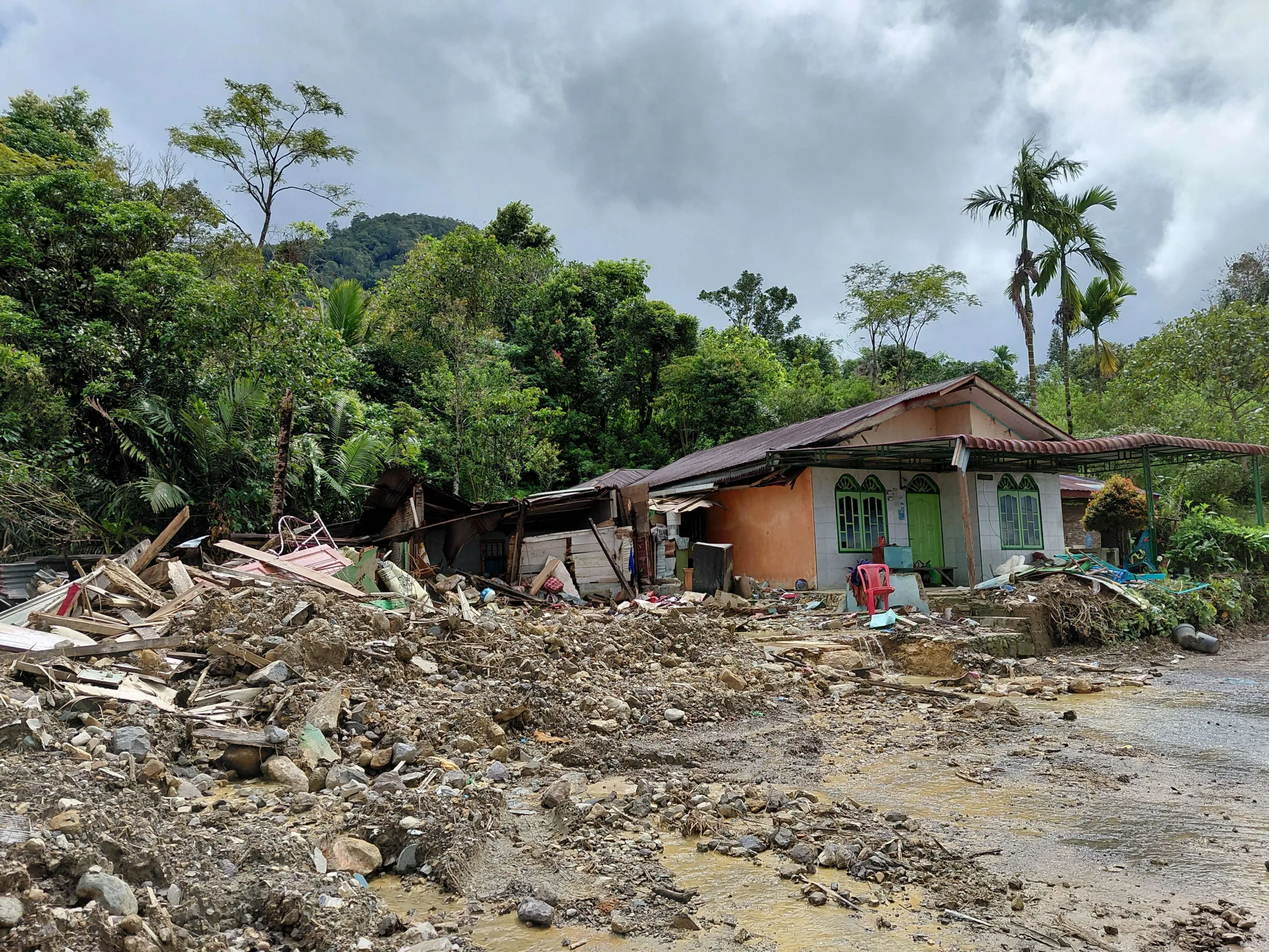 Satu rumah rusak akibat banajir bandang dan lomgsor di Desa Panggugunan, Kabupaten Humbang Hasunditan, Selasa (9/12/2025).