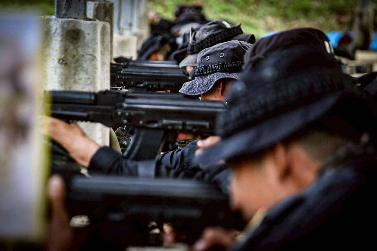 Tentara Thailand sedang latihan tembak.