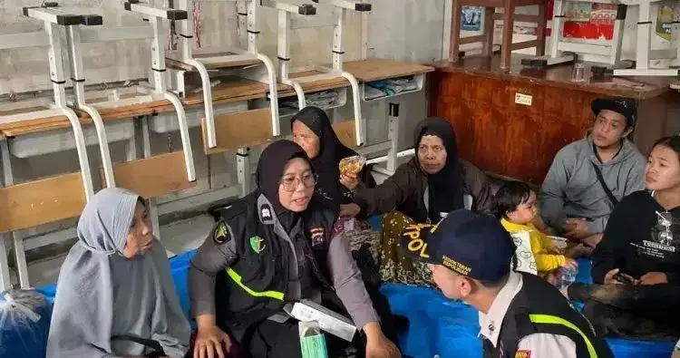 Tim Trauma Healing dari Polresta Padang berinteraksi dengan warga terdampak banjir di Kelurahan Batubusuk, Kecamatan Pauh, Padang.