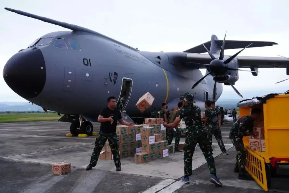 Pesawat Airbus A-400 TNI Angkatan Udara mengangkut sebanyak 24 bantuan untuk korban bencana banjir dan longsor Aceh mendarat di Bandara Internasional Sultan Iskandar Muda (SIM) Rabu (3/12/2025).
