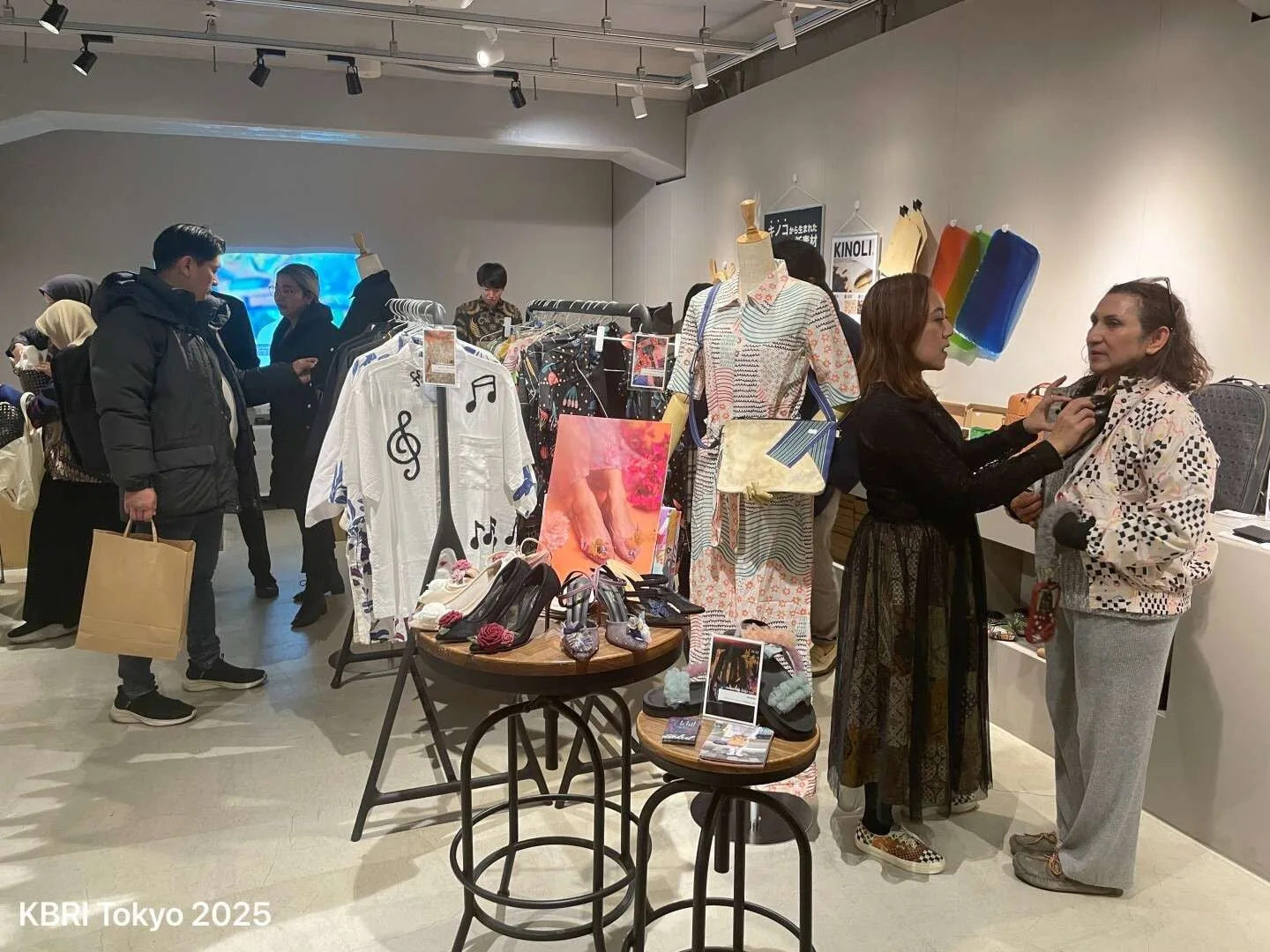Menjelang akhir 2025, KBRI Tokyo menggelar promosi produk kreatif dan manufaktur Indonesia di Pasar Jepang Popup Store Discover Indonesia. Pameran berlokasi di Hibiya Tokyo ini berlangsung pada 22 – 26 Desember 2025.
