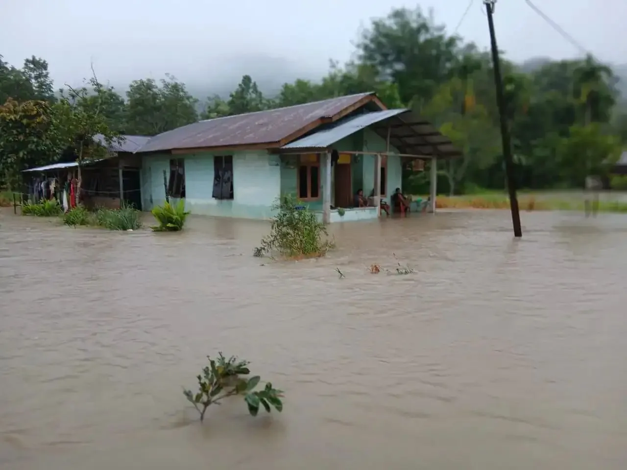 Banjir yang merendam pemukiman warga di Kabupaten Tapanuli Utara, Sumatra Utara, Selasa (25/11/2025).