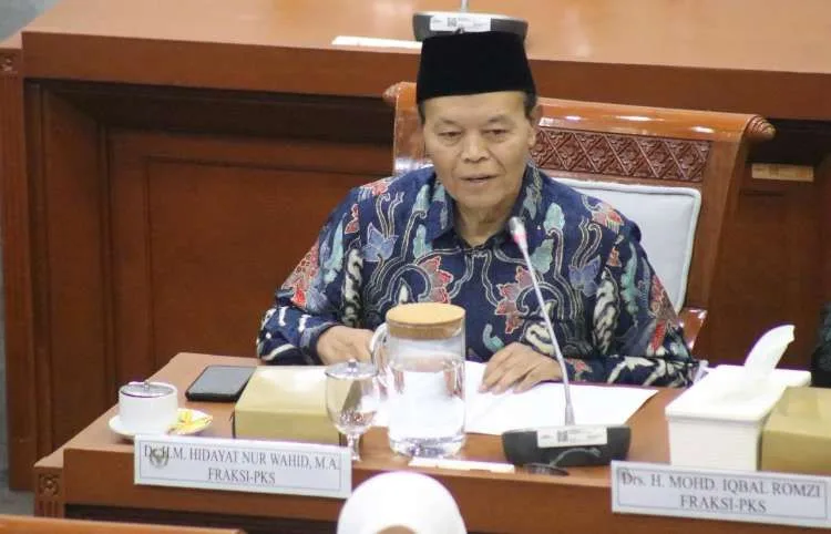 Wakil Ketua MPR RI, Hidayat Nur Wahid, saat rapat di gedung MPR, Kompleks Senayan, Jakarta.