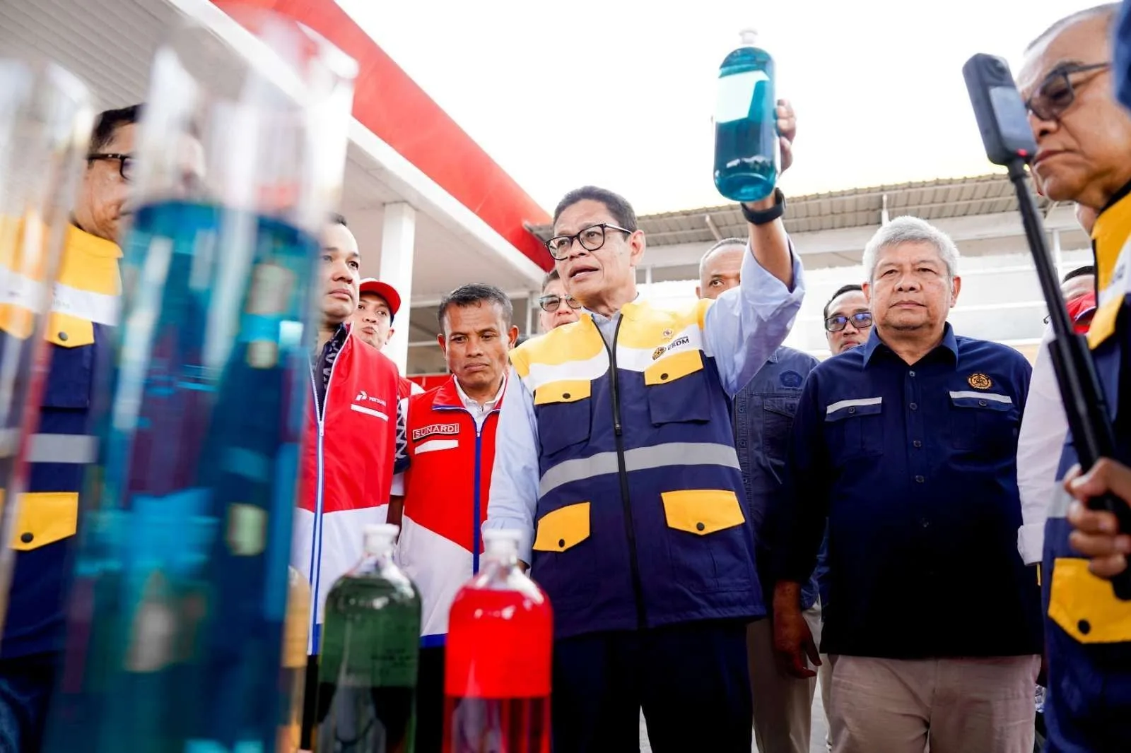 Wakil Menteri ESDM Yuliot saat meninjau ketersediaan BBM di salah satu SPBU di Sumatra Barat.
