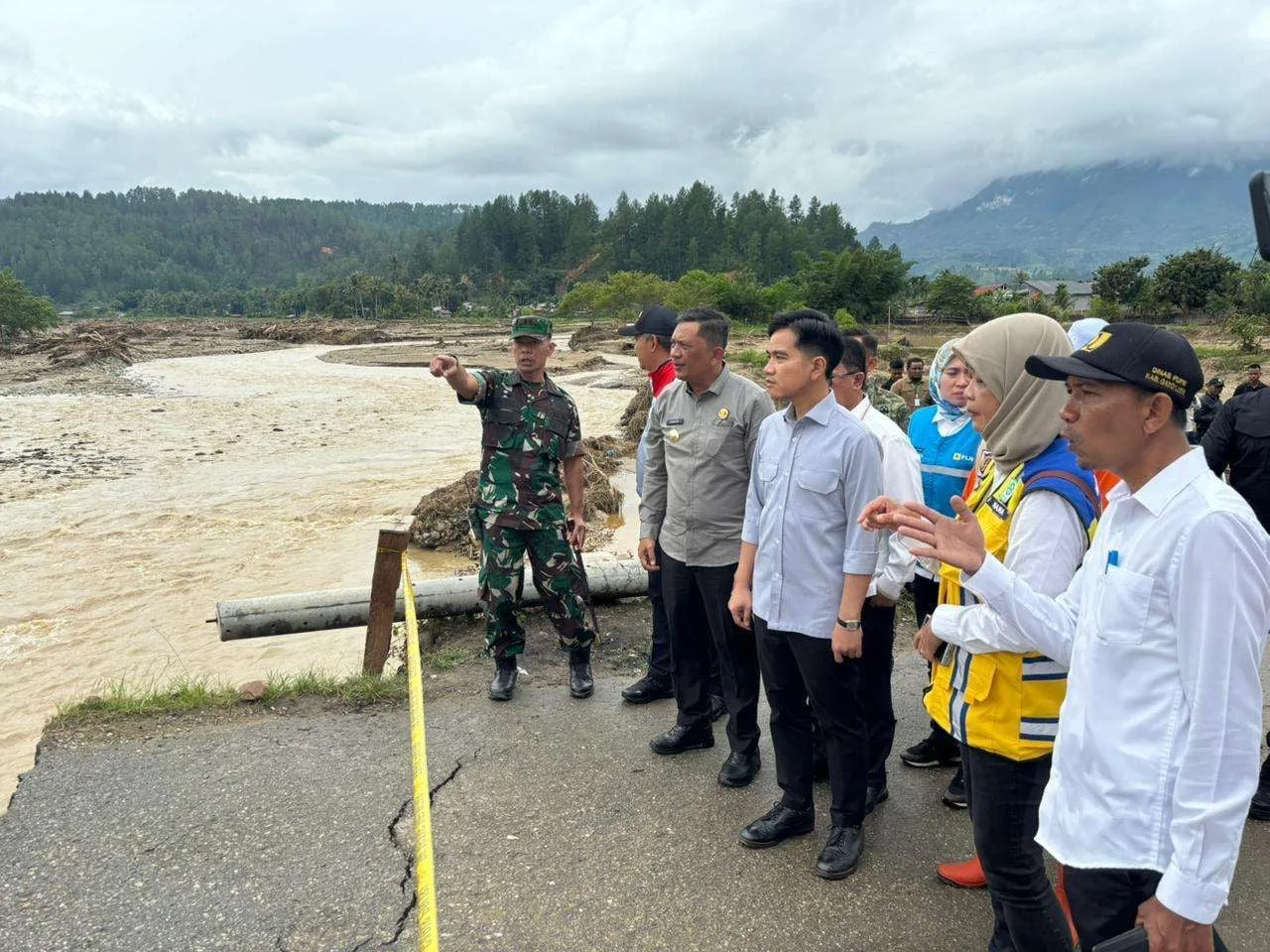 Wakil Presiden (Wapres) Gibran Rakabuming meninjau Jembatan Aih Bobo di Desa Rigep, Kabupaten Gayo Lues, Provinsi Aceh, Rabu (17/12/2025).