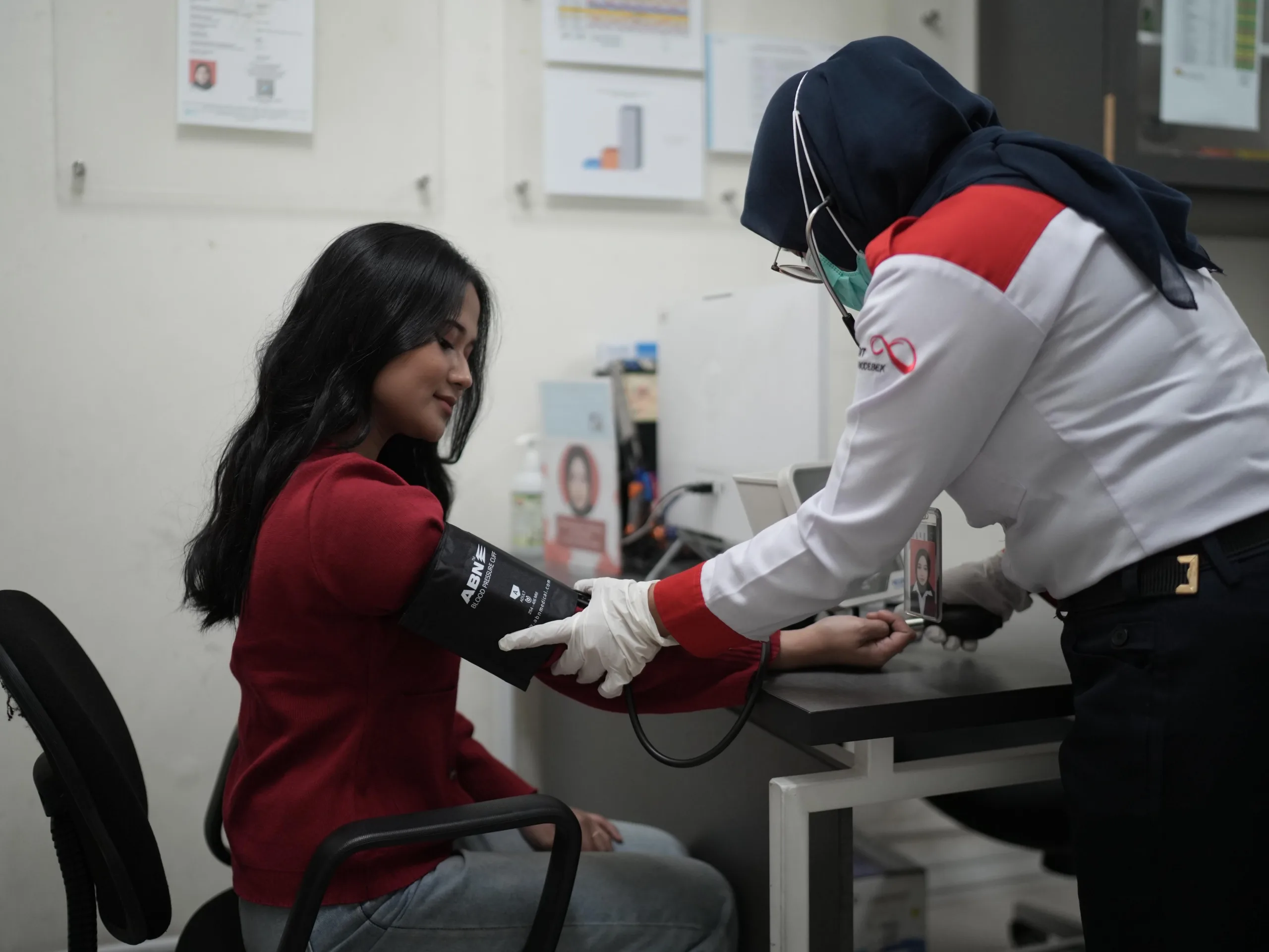 Salah seorang pengguna LRT Jabodebek sedang memanfaatkan fasilitas medis di LRT Jabodebek.