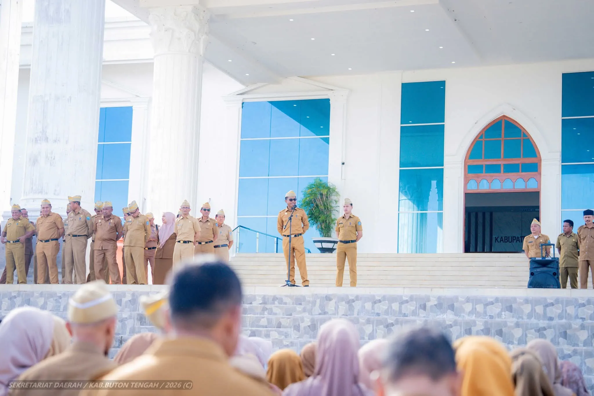 Ketgam : Penjabat (Pj.) Sekretaris Daerah Kabupaten Buton Tengah, Armin, S.Pd., M.Si.,saat memimpin Apel Gabungan Organisasi Perangkat Daerah (OPD) lingkup Pemerintah Kabupaten Buton Tengah